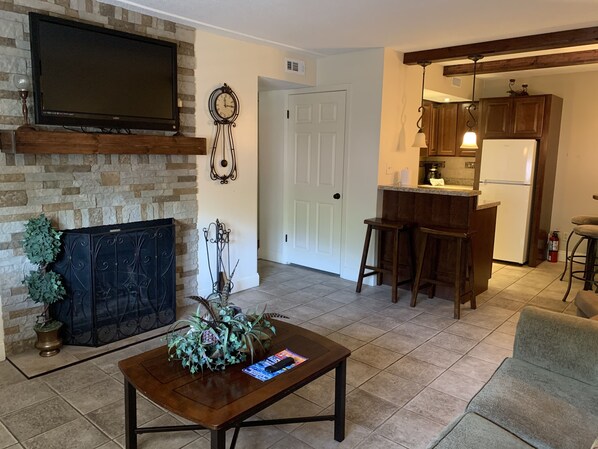 TV, fireplace - Oak Square 205 is a spacious 2BR condo in downtown Gatlinburg (Gatlinburg)