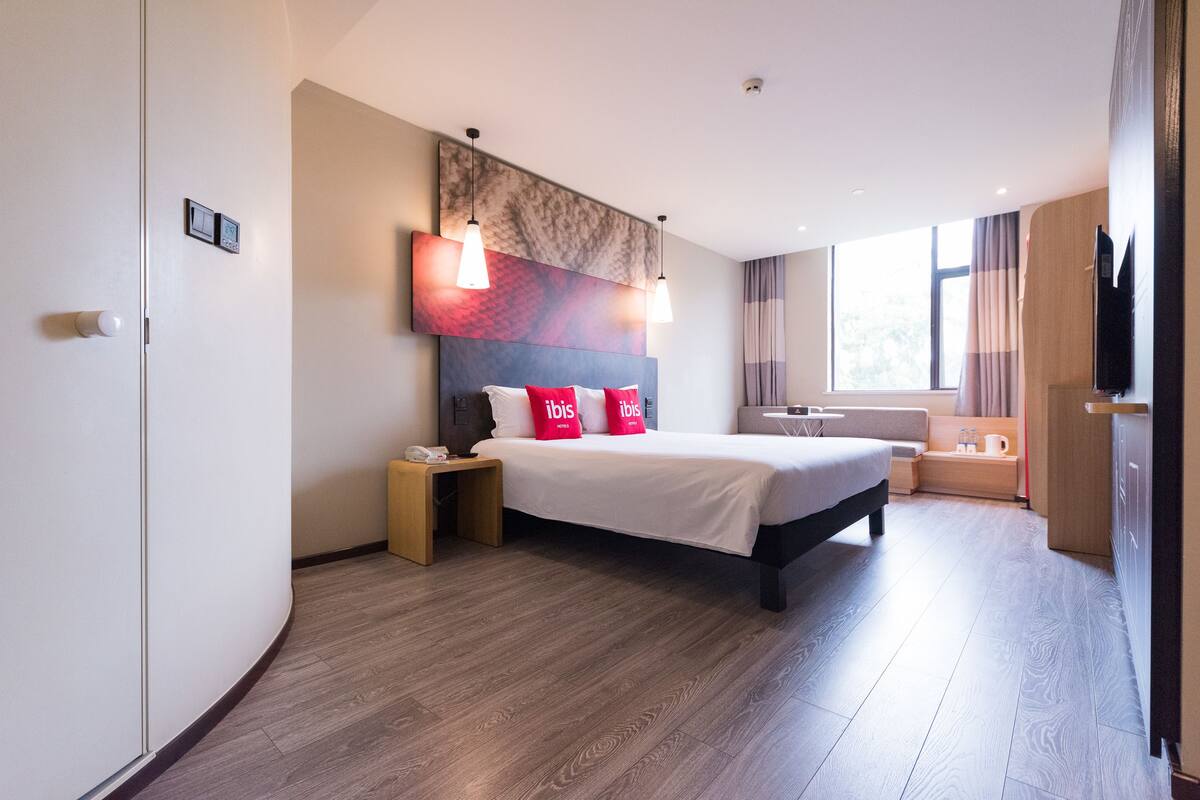 In-room safe, desk, blackout curtains, free WiFi