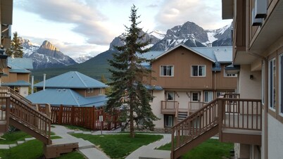 2 Bedroom/ Bathroom Lodge in Rockies/Fireplace/Hot Tub/BBQ