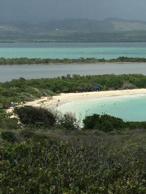 En la playa, camastros y toallas de playa 