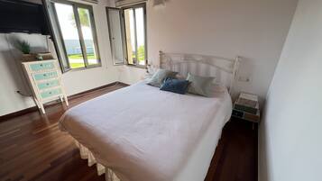 4 slaapkamers, een bureau, een strijkplank/strijkijzer, gratis wifi