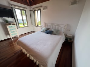 4 chambres, bureau, fer et planche à repasser, accès au Wi-Fi (inclus)