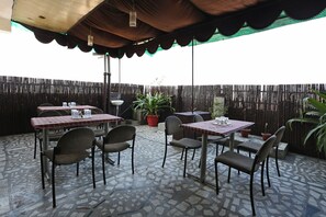 Outdoor dining - OYO 7634 Hotel Delhi Continental (New Delhi)