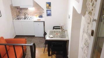 Frigorifero, forno, piano cottura, macchina per tè/caffè