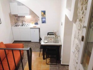 Kühlschrank, Ofen, Herdplatte, Wasserkocher mit Kaffee-/Teezubehör