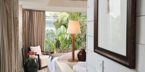 Villa, 3 camere da letto, piscina privata | 1 camera, una scrivania, tende oscuranti, ferro/asse da stiro