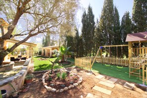 Children’s area - Beautiful Villa with large garden, playground and bicycles (Campos)