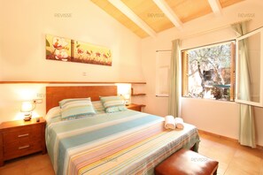 4 bedrooms, iron/ironing board, free WiFi, bed sheets