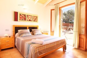 4 bedrooms, iron/ironing board, free WiFi, bed sheets