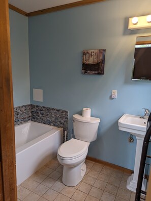 Tina con regadera, secadora de cabello, toallas 