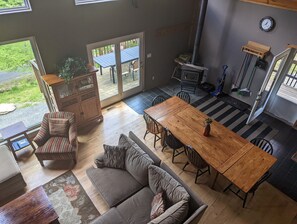 Een smart-tv, een open haard, een dvd-speler en tafelvoetbal