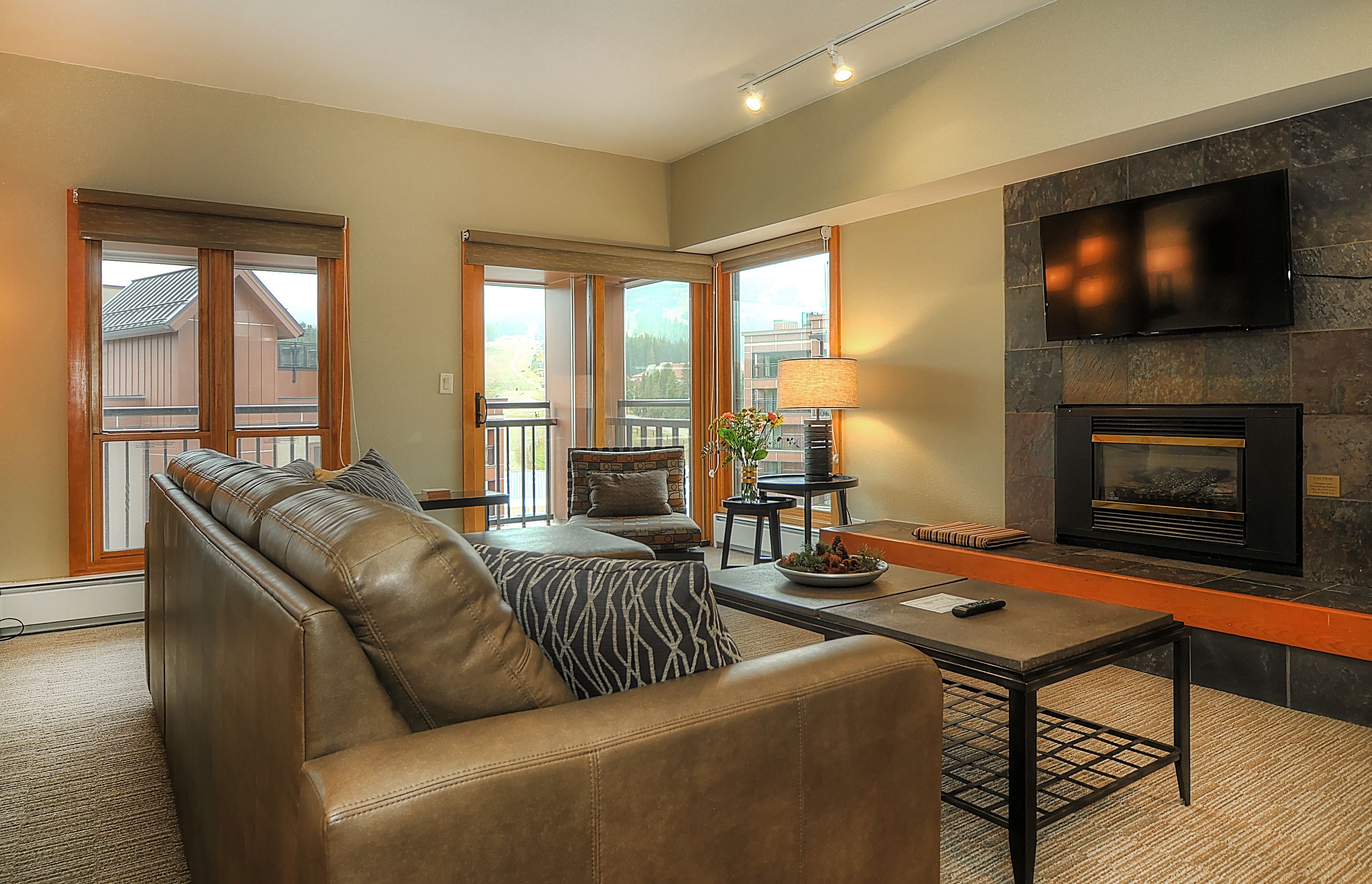 公寓客房, 多張床 (Village Allure with Great View) | 客廳 | 平面電視、壁爐