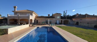 Villa en El Agar con Piscina y Playas