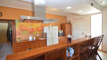 Fridge, oven, stovetop, coffee/tea maker