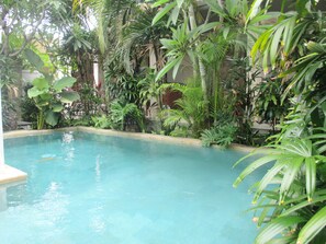 Outdoor pool, sun loungers - Sadana Bali Guest House (Denpasar)
