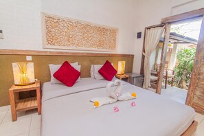 Minibar, desk, free WiFi, bed sheets - Sadana Bali Guest House (Denpasar)
