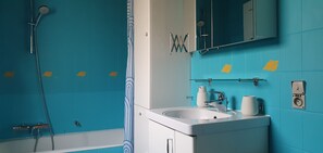 Combined shower/tub, hair dryer, bathrobes, towels