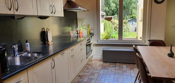 Een koelkast, een microgolfoven, een oven, een kookplaat