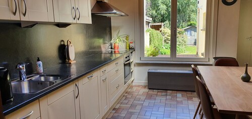 3 rooms, 2 bathrooms, near centre, free parking, free wifi, sunny garden