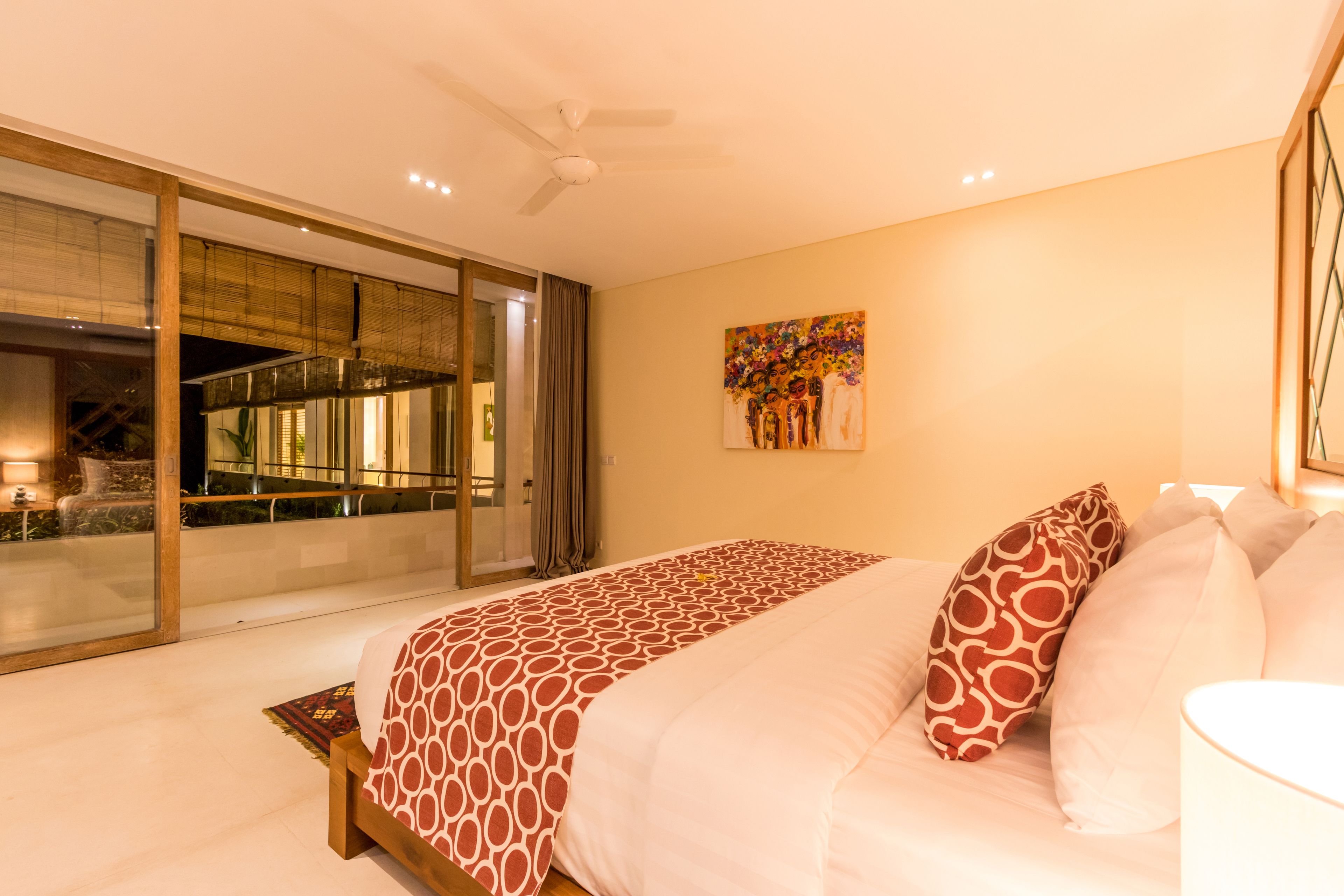 Ropa de cama de alta calidad y minibar 