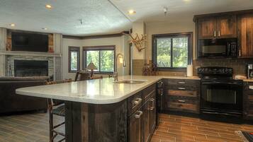 House, Multiple Beds (Southern Comfort - 3 BR Condo) | Private kitchen