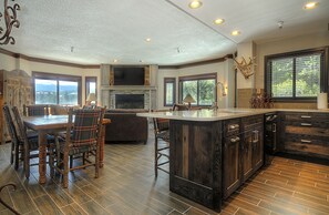 單棟房屋, 多張床 (Southern Comfort - 3 BR Condo) | 私人廚房 | 雪櫃、微波爐、焗爐、爐具