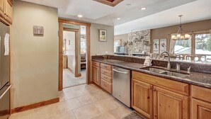 公寓客房, 多張床 (Ten Mile Condo - Best in Breck) | 私人廚房 | 咖啡機/沖茶器、電冰箱、微波爐、烤箱