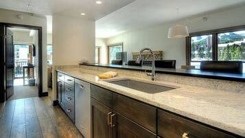 Condo, 2 Queen Beds (Mountain Elegant) | Private kitchen