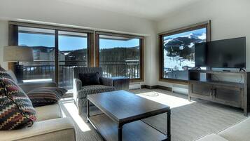 Condo, 2 Queen Beds (Mountain Elegant) | Living room