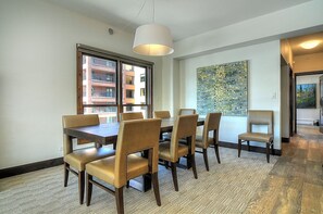 Condo, 2 Queen Beds (Mountain Elegant) | Dining