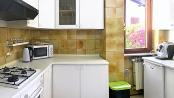 Frigorifero, microonde, forno, piano cottura