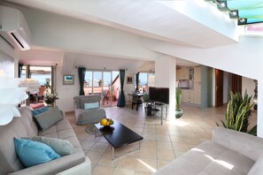 TV, fireplace - Spacious 4 BR apartment, Taormina center, multiple terraces w. stunning views  (Taormina)