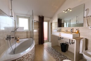 Badekar, hårføner, bidé og håndklær