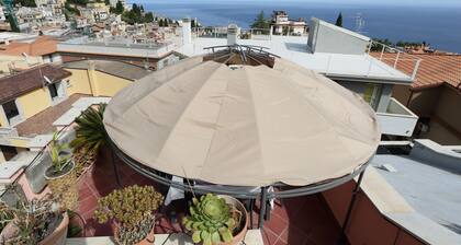 Spacious 4 BR apartment, Taormina center, multiple terraces w. stunning views