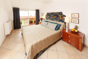 4 bedrooms, in-room safe, iron/ironing board, travel cot - Spacious 4 BR apartment, Taormina center, multiple terraces w. stunning views (Taormina)