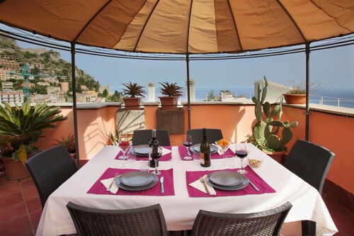 Spacieux appartement 4 chambres, Taormina centre, plusieurs terrasses vue mer