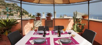 Spacious 4 BR apartment, Taormina center, multiple terraces w. stunning views 