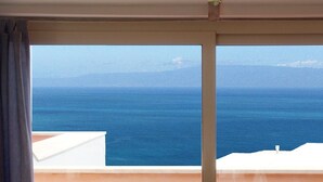 A balcony with a view of the sea and distant mountains. - Spacious 4 BR apartment, Taormina center, multiple terraces w. stunning views  (Taormina)