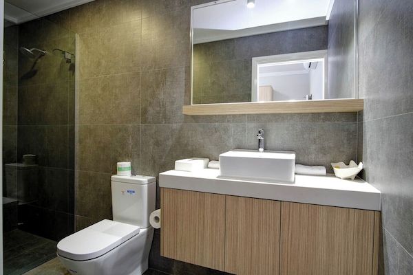 Double Room, 1 Queen Bed, Ensuite | Bathroom | Shower, towels