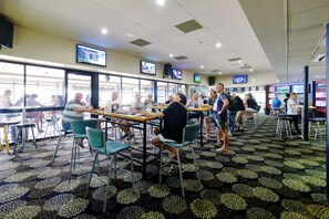 Sports bar - Lakes and Ocean Hotel Forster (Forster)