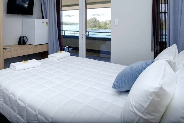 Deluxe Double Room, 1 Katil Ratu (Queen), Ensuite, Lake View | Kalis bunyi, Wi-fi percuma, cadar katil