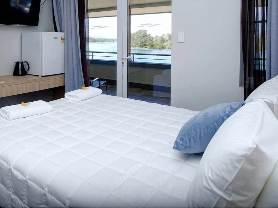 Deluxe Double Room, 1 Queen Bed, Ensuite, Lake View | Soundproofing, free WiFi, bed sheets