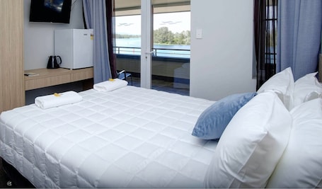 华丽双人房, 1 张大床, 独立浴室, 湖景 | 隔音、免费 WiFi、床单