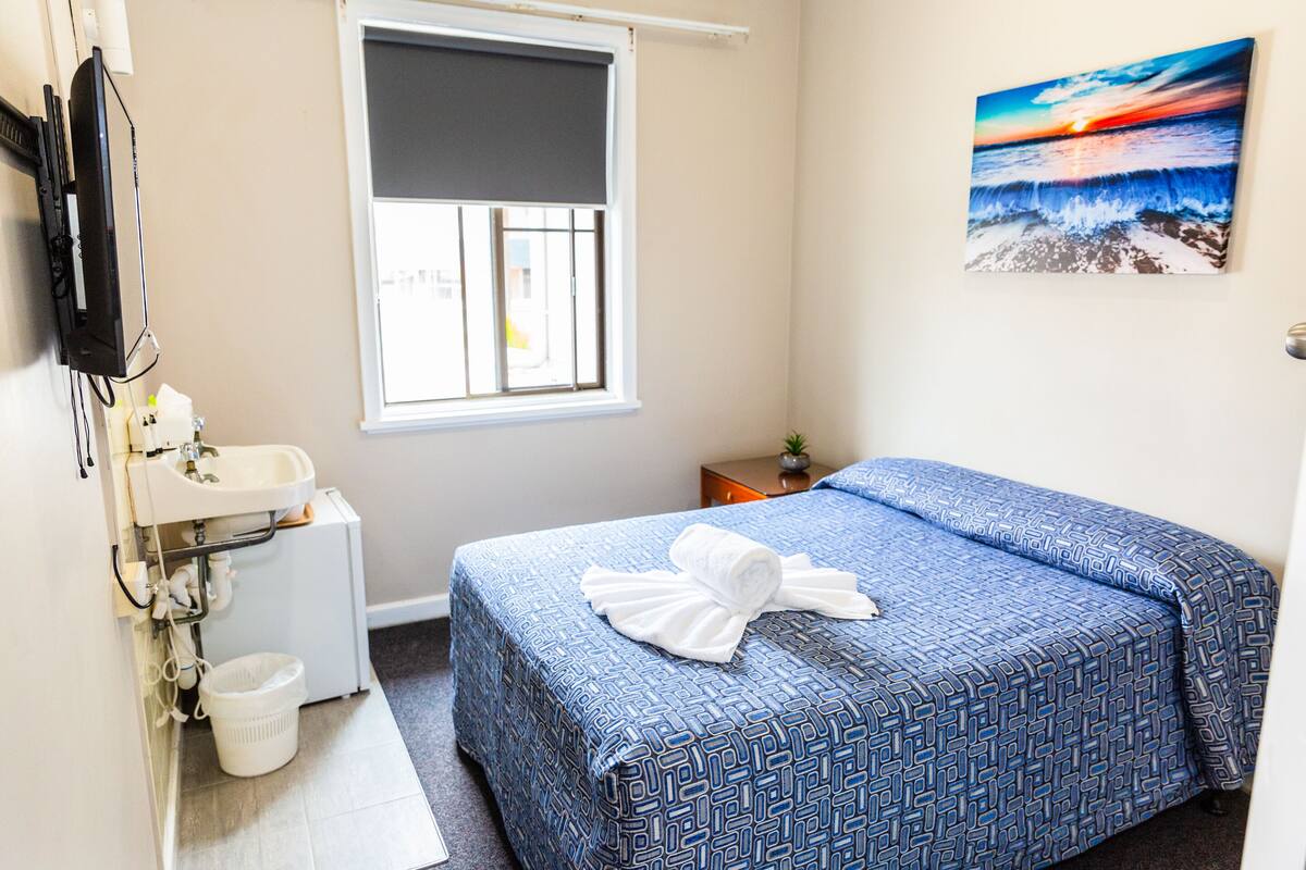 Basic Double Room, 1 Double Bed, Shared Bathroom | WiFi (free), bed sheets