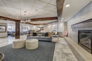 公寓客房, 多張床 (Village Majesty - #1) | 客廳 | 平面電視、壁爐