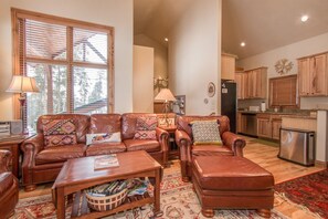 Huis, meerdere bedden (Four Pines Retreat) | Woonkamer | Een flatscreentelevisie en een open haard