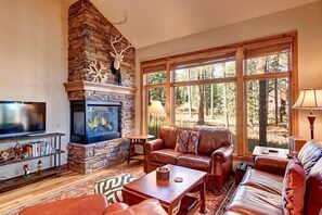 Maison, plusieurs lits (Four Pines Retreat) | Salle de séjour | Télévision à écran plat, cheminée