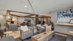 公寓式客房, 1 张特大床 (Village at Breck Studio 4217) | 客厅 | 平板电视