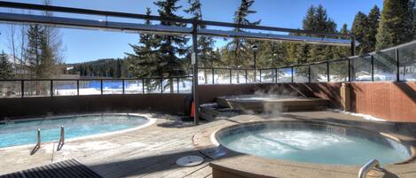 Bañera de hidromasaje al aire libre