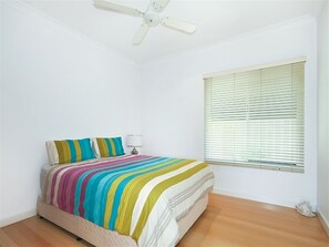 Casa, 4 habitaciones | 4 habitaciones, tabla de planchar con plancha y ropa de cama 